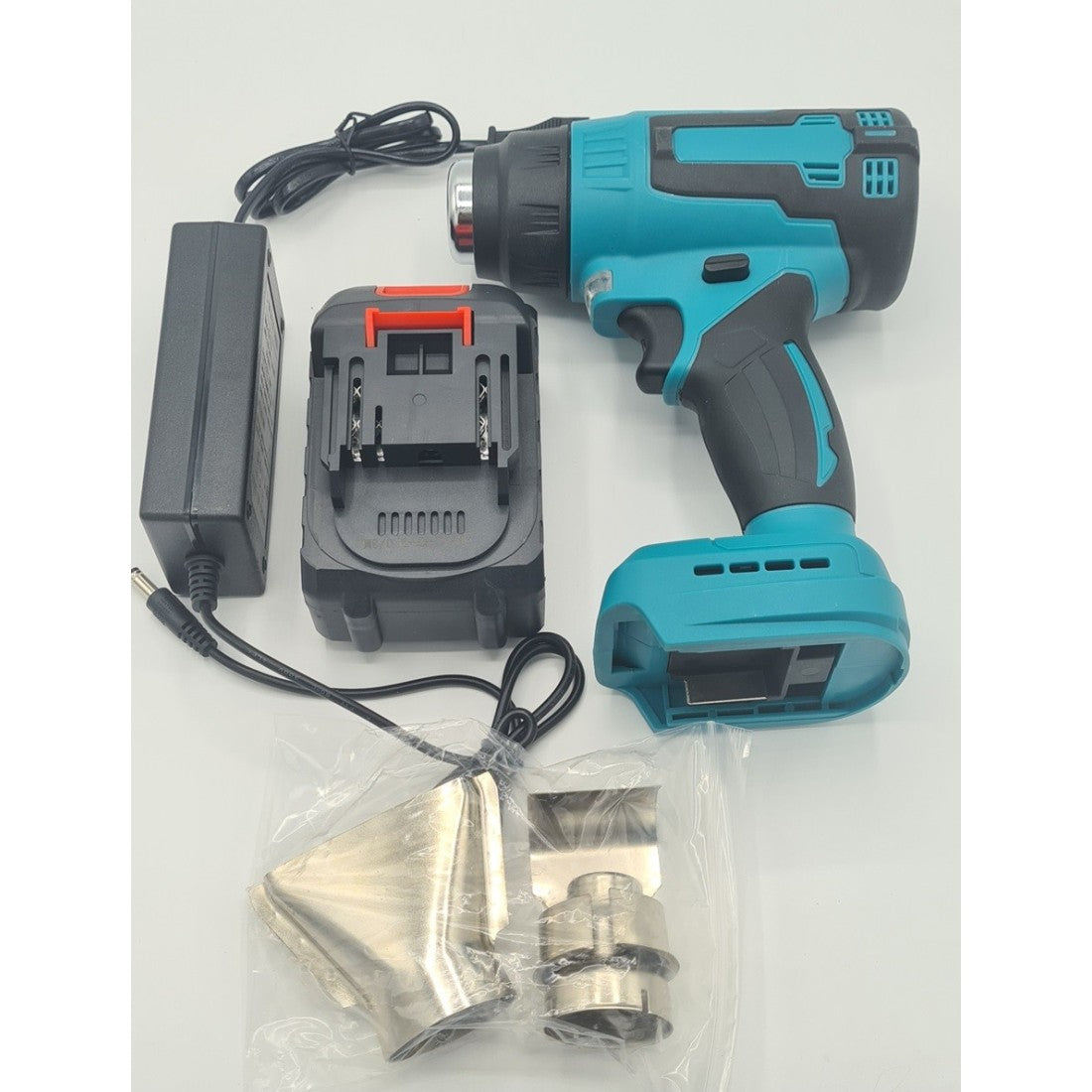 Suflantă portabilă alimentată cu baterii RealSystem PowerHeat